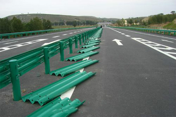 珠海波形护栏的维护与管理确保道路安全的关键步骤